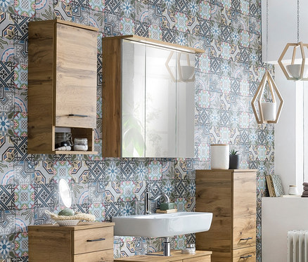 Badezimmerausstattung mit Waschbecken, Spiegelschrank »SPS 700.1 Nora«, Hängeschrank »O 300 Nora«, Schrank »U 300 Nora«, Highboards »HB 600 Nora« und »HB 300 Nora« und Hängeregal »Nora«.