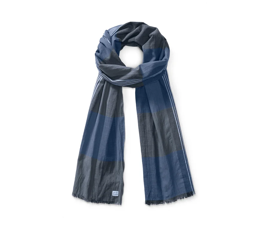 Blau-grauer Webschal mit Streifen.