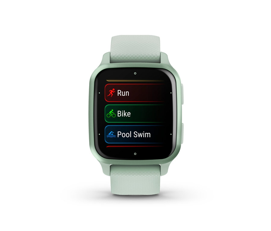 Eine mintgrüne GARMIN Venu SQ2 mit einem schwarzen Display, das die Optionen Laufen, Radfahren und Schwimmen anzeigt.