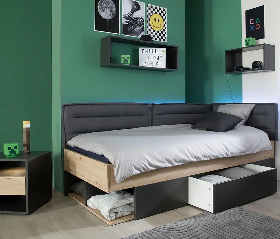 Bett mit offenem Schubladensystem und grauem Kopfteil vor grüner Wand. An der Wand hängt ein Roba Wandregal »Marvin«, 60 cm