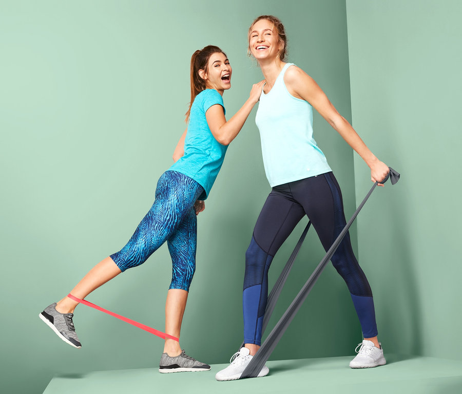 Zwei Frauen trainieren mit 2 Fitnessbändern und 2 Rubberbändern.