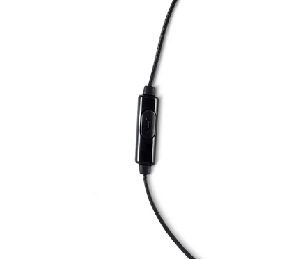 Schwarze In-Ear-Kopfhörer-Steuerung mit Kabel auf weißem Hintergrund.