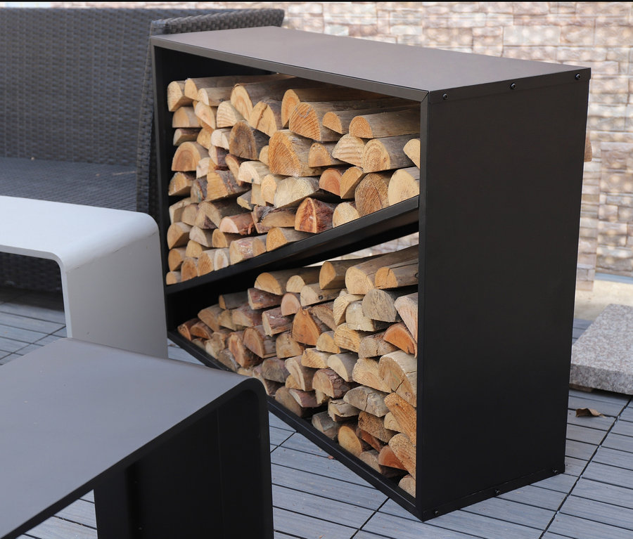 Schwarzes Kaminholzregal mit Holz und zwei Bänken.