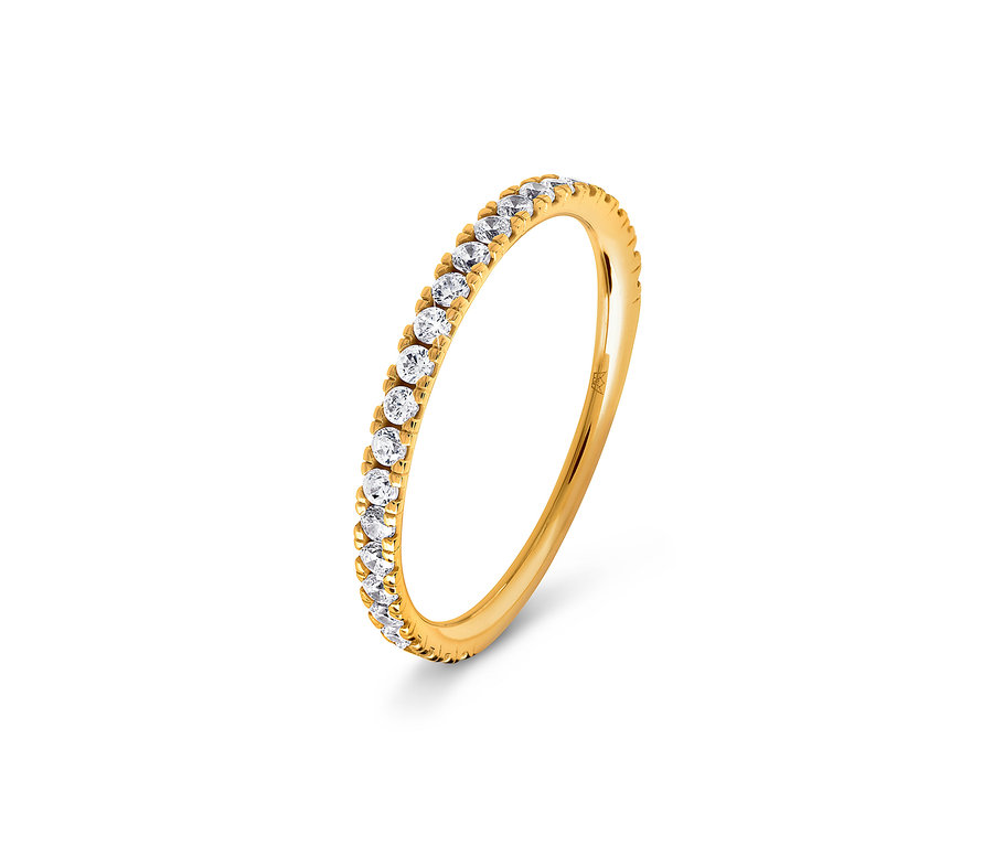 Nahaufnahme eines goldenen Eternity Rings mit Zirkonia Steinen.