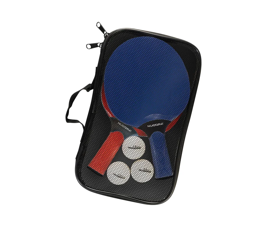 In einer schwarzen Tasche befinden sich zwei Tischtennisschläger und drei weiße Bälle. Es handelt sich um ein Hudora Tischtennis-Set »Outdoor«.