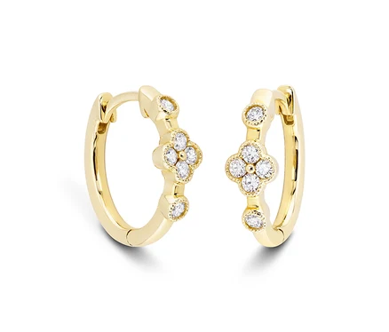 Nahaufnahme von goldenen Creolen 585 mit Diamanten.