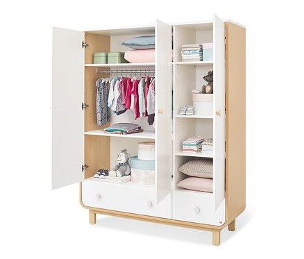 Geöffneter, großer Pinolino Kleiderschrank »Round« mit Kleidung, Spielzeug und Aufbewahrungsboxen.