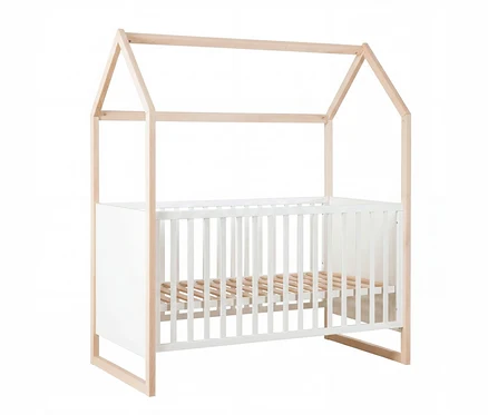 Weißes Babybett mit einem hellen Holzrahmen, der ein Hausdach bildet, und einem Lattenrost.