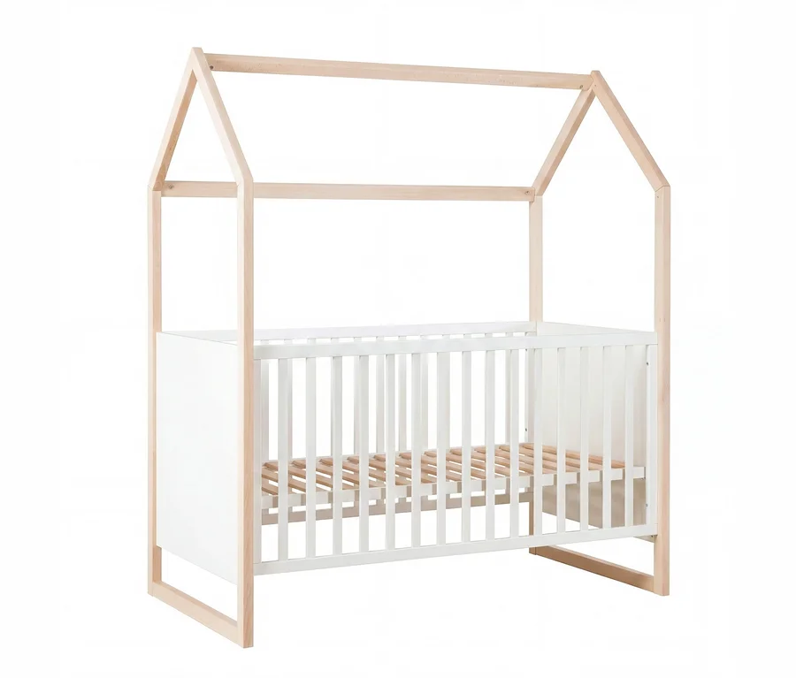Weißes Babybett mit einem hellen Holzrahmen, der ein Hausdach bildet, und einem Lattenrost.