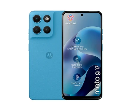 Ein blaues Motorola moto g17 LTE 128GB Alaskan blue Smartphone, von vorne und hinten gezeigt. Das Display hebt Spezifikationen wie die 50-MP-Sony LYTIA 600-Kamera, den Octa-Core-Prozessor und den 5100-mAh-Akku hervor. Die Rückseite zeigt drei Kameras und das Motorola-Logo.