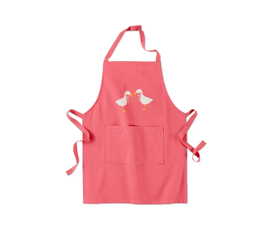 Eine rosa Kinder-Küchenschürze mit einer Tasche und dem Motiv von zwei Gänsen.