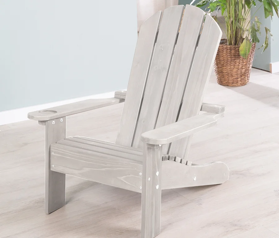 Grauer roba Outdoorstuhl »Deck Chair« aus Holz steht auf dem Boden.