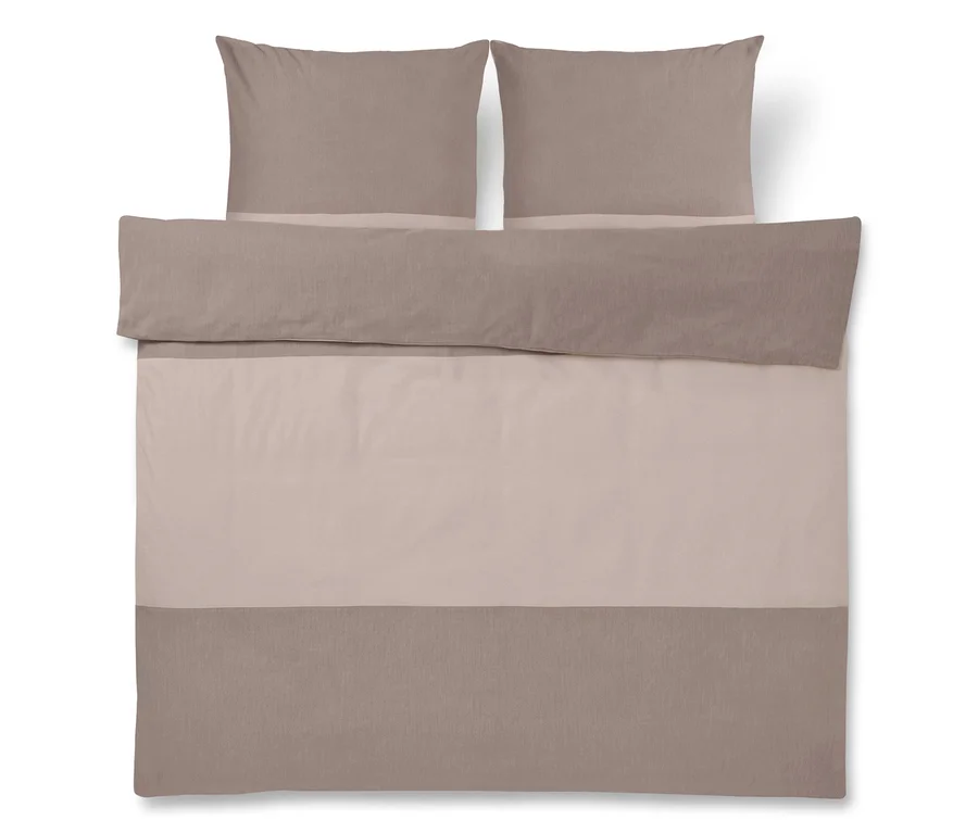 Flanell-Bettwäsche in Hellbraun-Taupe mit zwei Kissen und einem gestreiften Bettbezug.