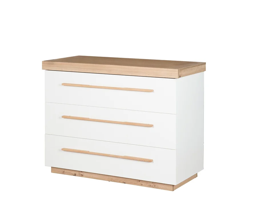 Weiße Kommode mit drei Schubladen, heller Holzplatte und Holzsockel, jede Schublade hat einen langen Holzgriff, aus dem Roba 3-teiliges Kinderzimmer-Set »Lumo«.