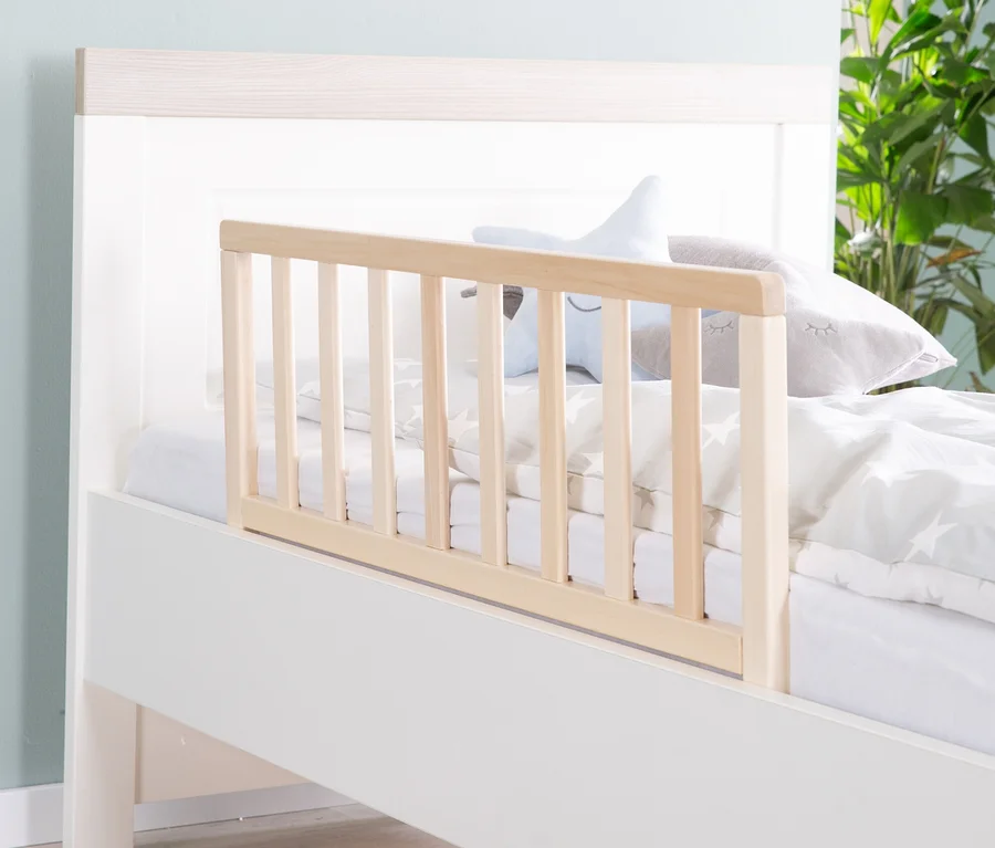 Kinderbett mit roba Babyschutzgitter, ca. 90 cm, aus naturfarbenem Holz.