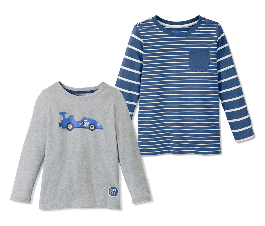 Zwei Langarmshirts, ein graues mit blauem Auto und ein blau-weiss gestreiftes.