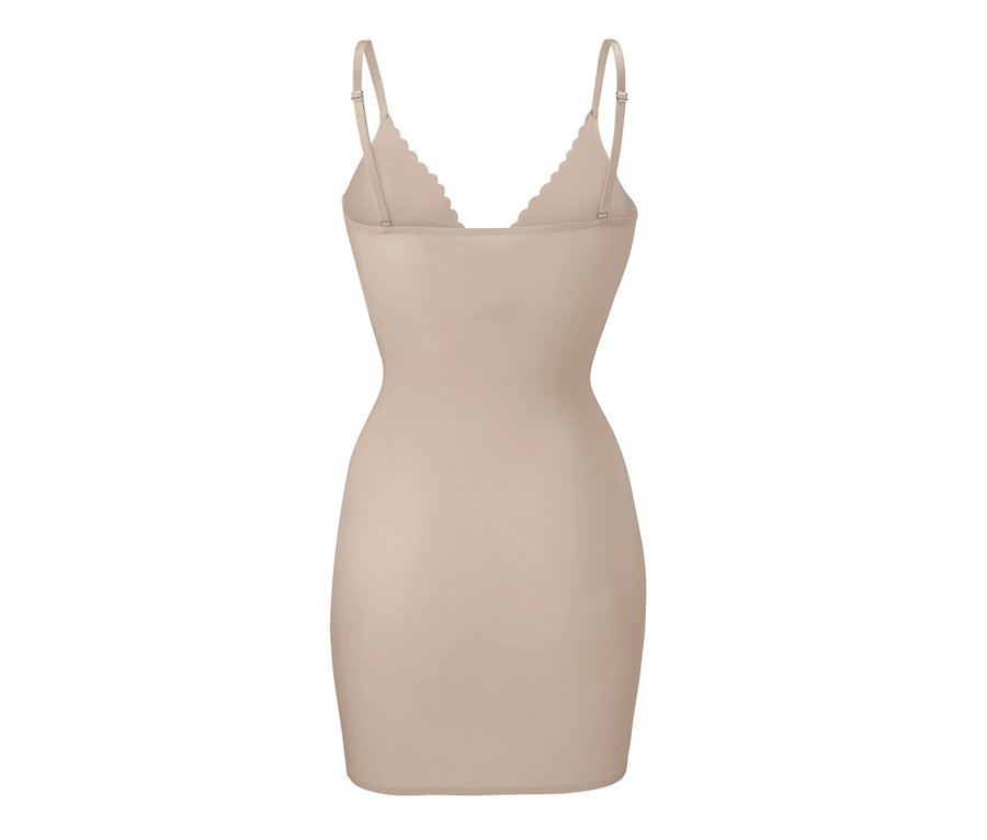 Hautfarbenes Bodyforming-Unterkleid mit dünnen Trägern.