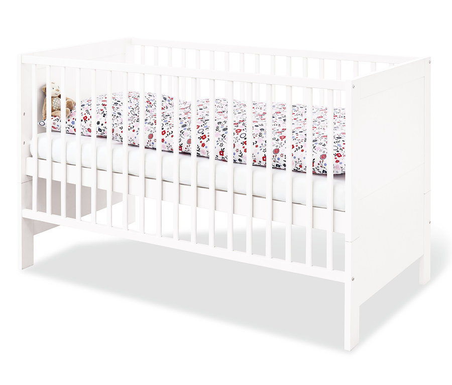 Weißes Pinolino Kinderbett »Liv« mit Seitenteilen und weißer Matratze mit Blumendesign. In der oberen linken Ecke befindet sich ein Teddybär.