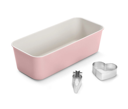 Eine rosa Kastenform und zwei Ausstechformen in Karotten- und Herzform.