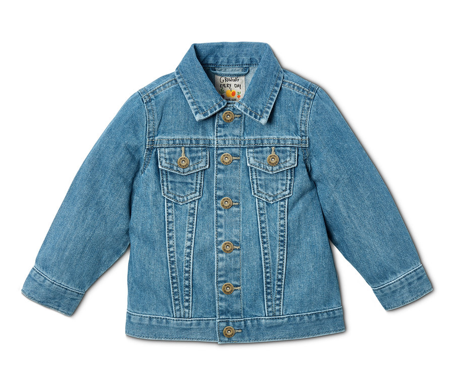 Eine blaue Denim-Jacke liegt auf einem weißen Hintergrund.
