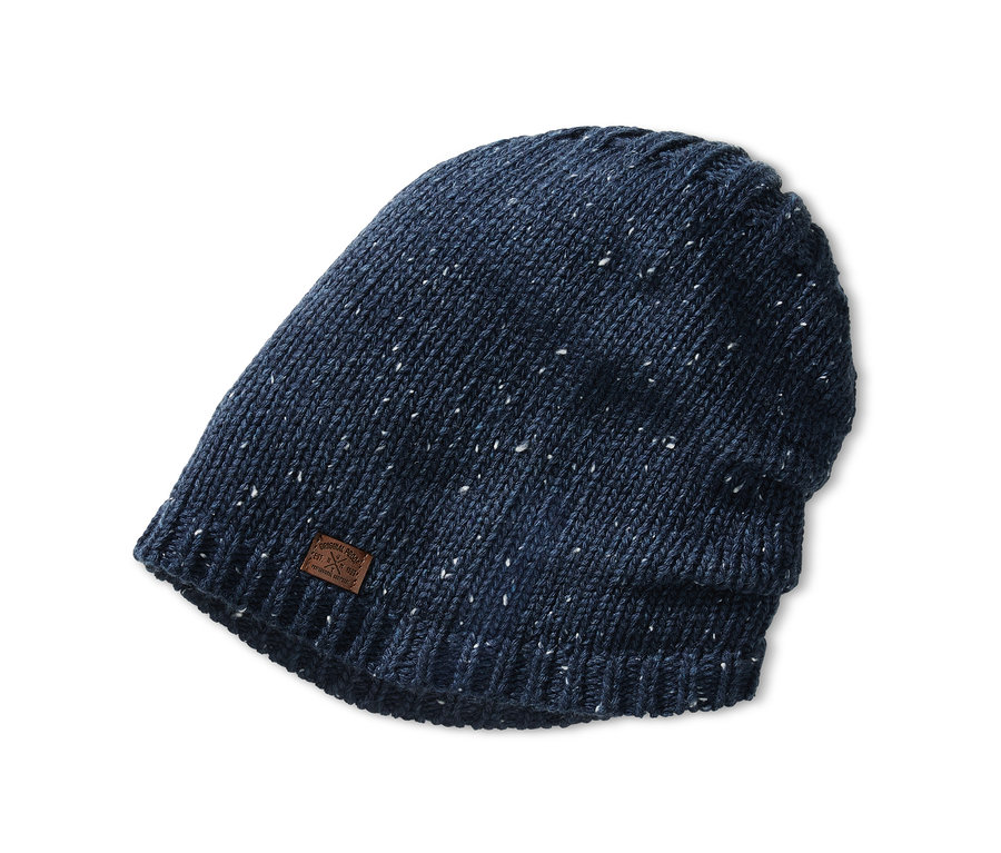 Eine dunkelblaue Beanie-Strickmütze mit einem kleinen braunen Aufnäher.