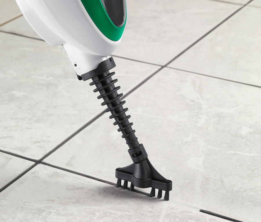 Detailaufnahme eines multifunktionalen Dampfbesens auf einem Fliesenboden.