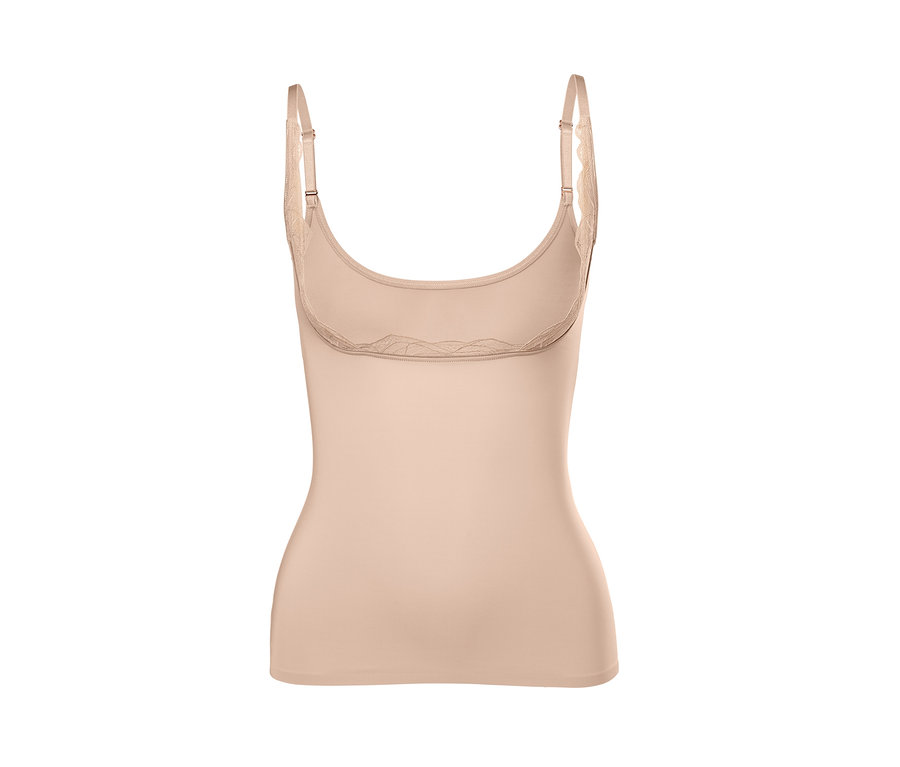 Ein hautfarbenes Bodyforming-Hemdchen mit Spitze an Trägern und Ausschnitt.
