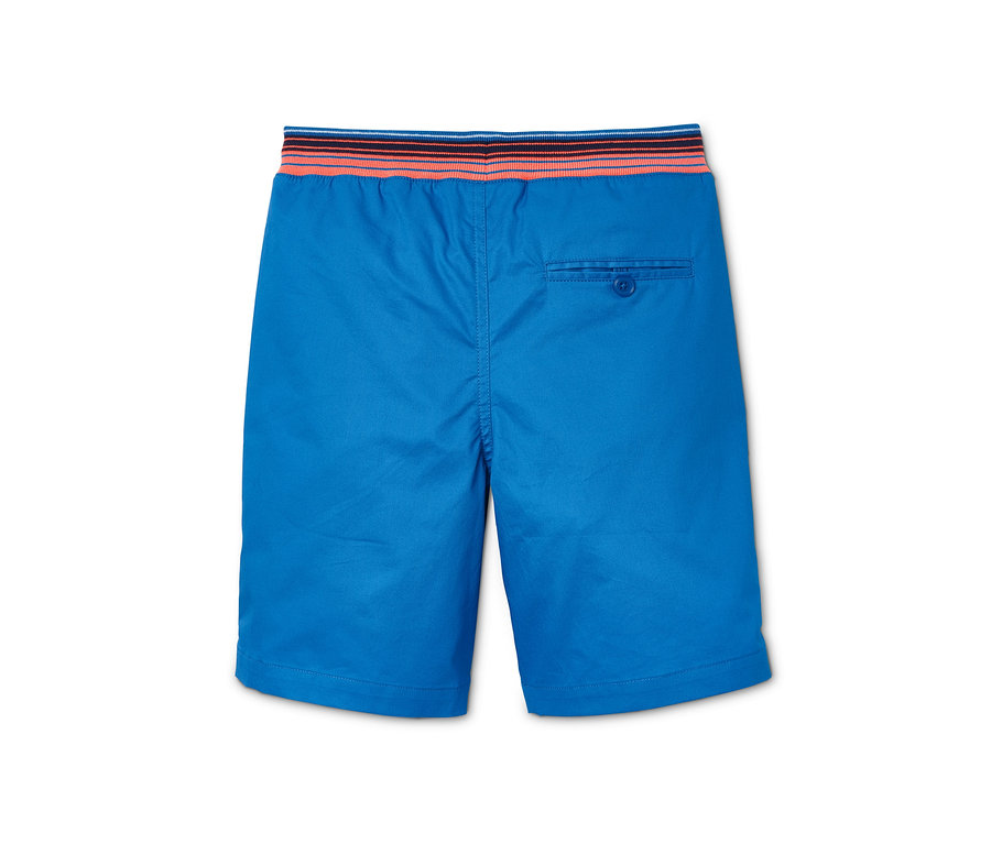 Blaue Shorts mit elastischem Bund.
