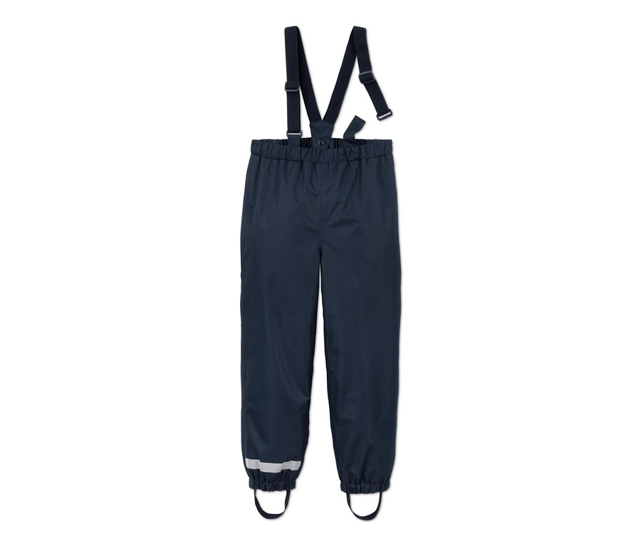Eine dunkelblaue Regenhose mit abnehmbaren Trägern aus recyceltem Material.