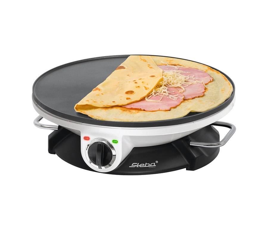 Ein Crêpe mit Schinken und Käse wird auf einem Steba-Crêpes-Maker »CR 32« zubereitet.