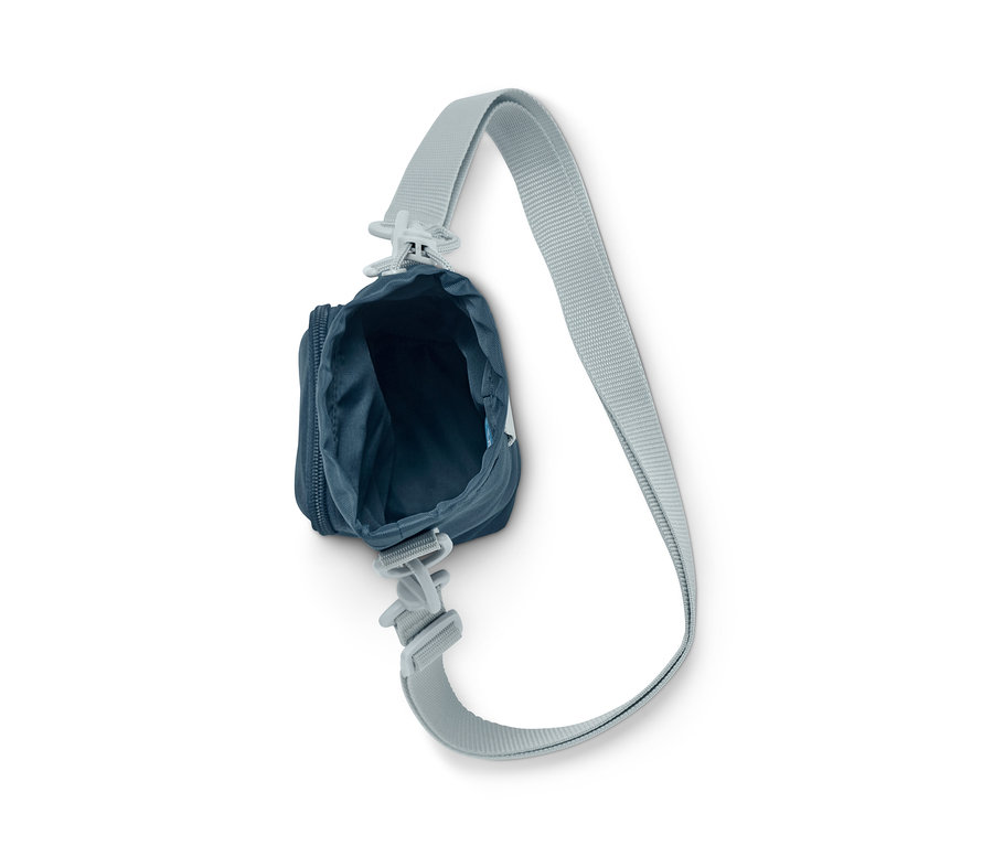 Eine blaue Flaschen-Umhängetasche mit einem grauen Riemen.