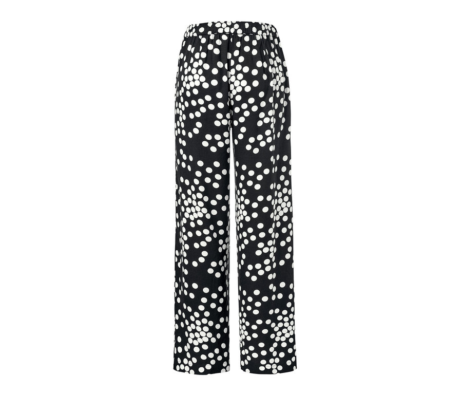 Schwarze Hose mit weißen Punkten.
