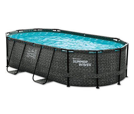 Ein Summer Waves Active-Frame-Pool, Rattan, ca. 424 x 250 cm ist oval und mit Wasser gefüllt.