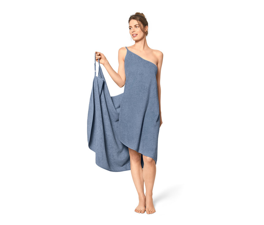 Frau posiert in blauem Handtuch-Kleid.