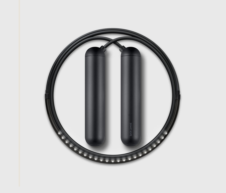 Schwarzes Tangram Smart Rope Springseil auf grauem Hintergrund.