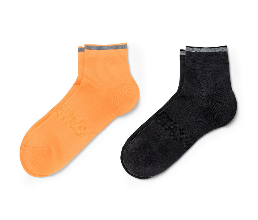 Zwei Paar Laufsocken: neonorange und schwarz.