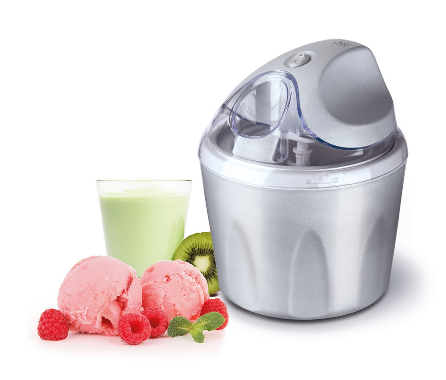 Trebs-Eismaschine Comfortice, 1,5 l neben einem Glas Getränk, Kiwi, Himbeeren und Kugeln rosa Eis.