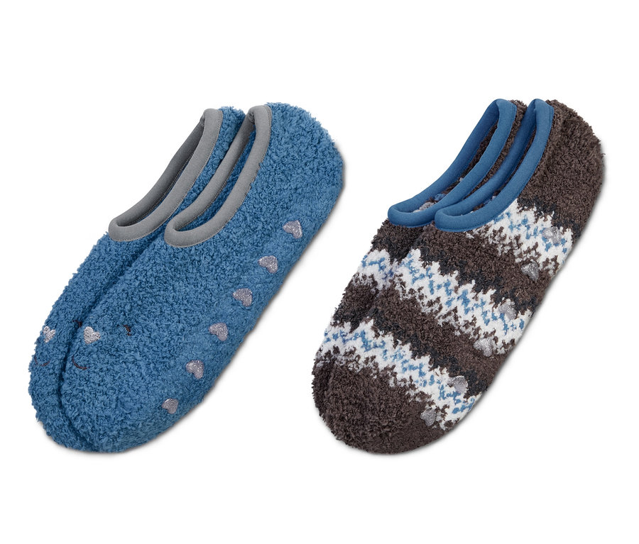 Zwei Paar Hausschuhsocken. Ein Paar ist blau mit silbernen Herzen, das andere Paar hat ein braun-weiß-blaues Muster.