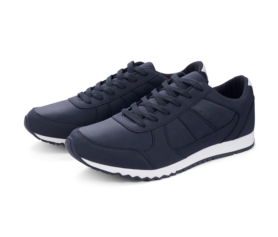 Zwei Sneaker auf weissem Hintergrund.