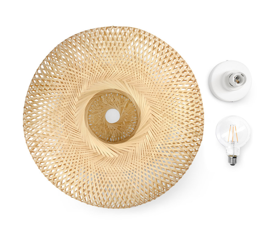 Eine Decken- und Wandleuchte mit Geflechtschirm, eine weiße Fassung und eine klare Glühbirne auf weißem Hintergrund.