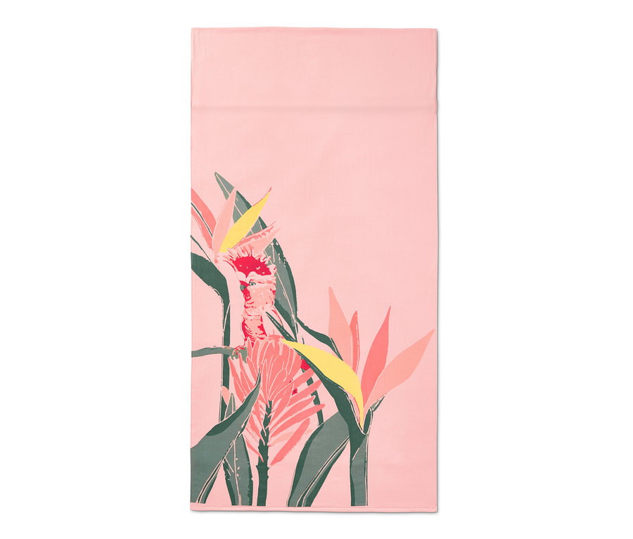 Ein XL-Strandhandtuch mit tropischen Blumen und Kakadu-Druck.