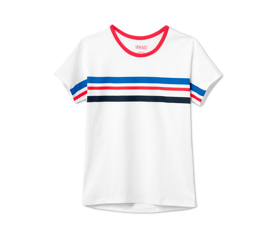 Weißer Mädchen-Shorty-Pyjama mit rotem Halsausschnitt und blau-roten Streifen auf der Brust.