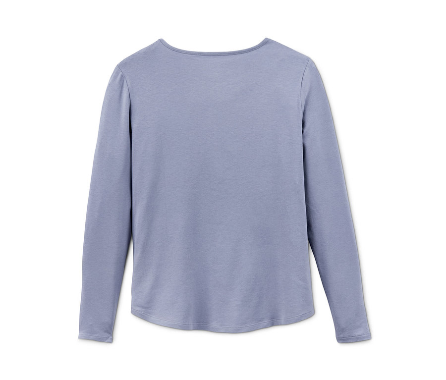 Ein blaues Pyjama mit Alloverprint liegt auf einem weißen Hintergrund.