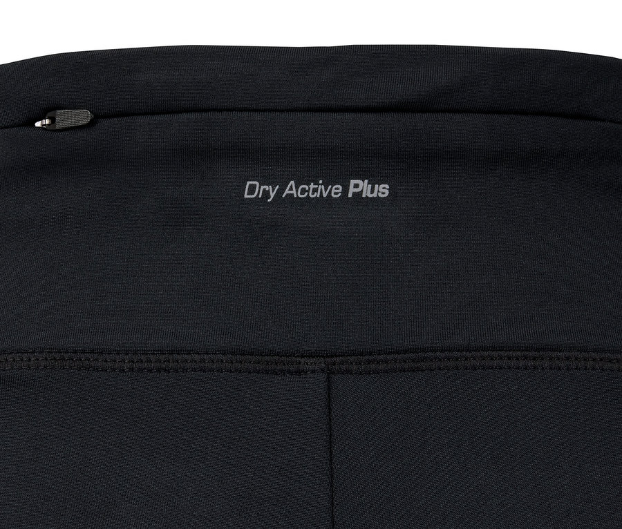 Detailaufnahme einer Thermohose mit Dry Active Plus Schriftzug und Reißverschlusstasche.