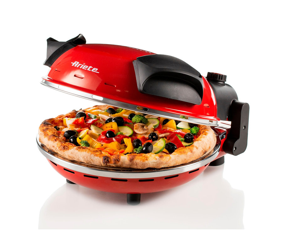 Pizza mit verschiedenem Gemüse in einem roten Ofen. Ariete-Pizzaofen »909«.