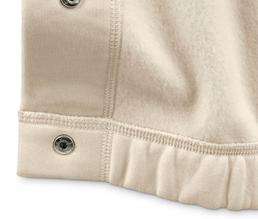Detailansicht einer Sweatjacke mit Druckknöpfen.