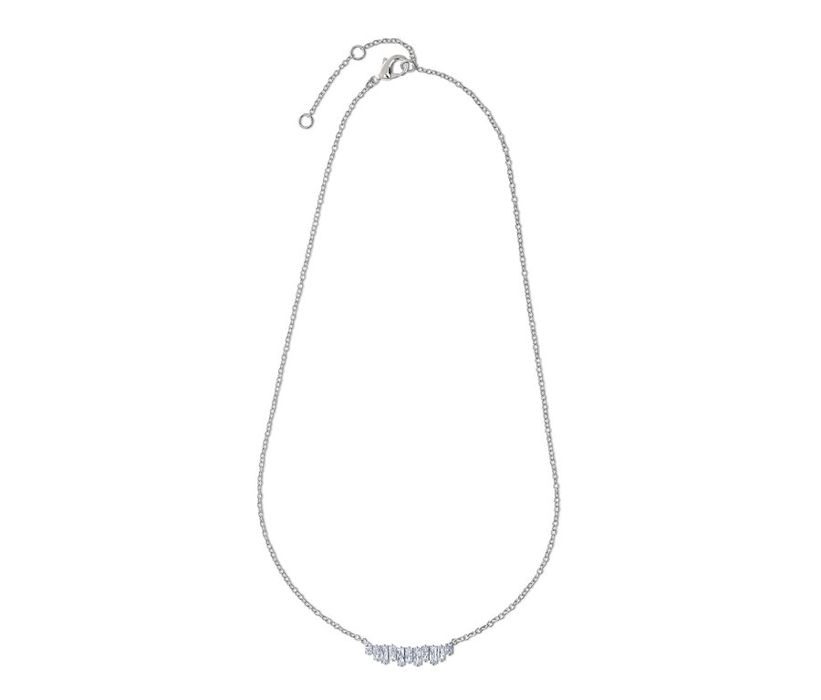 Eine silberne, rhodinierte Kette mit Zirkonia auf weißem Hintergrund.