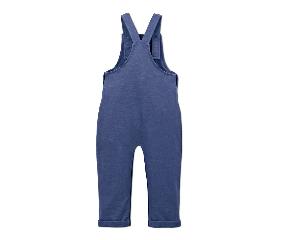 Blaues Latzhose-und-Shirt-Set.