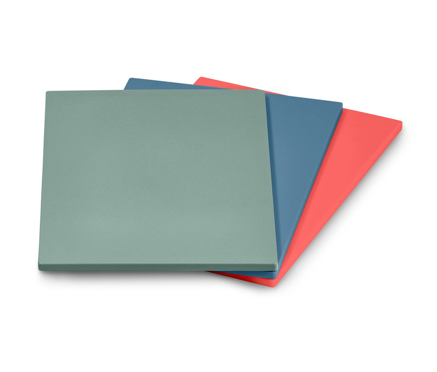 Drei Schneidebretter mit Halter in Grün, Blau und Rot.