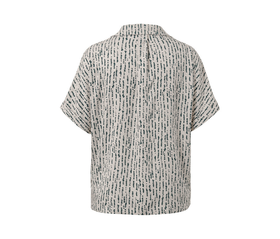 Detailansicht eines gemusterten Pyjamas mit kurzen Ärmeln.